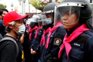 Thai-police-protester-Gallo